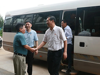 南平市委副書(shū)記、代市長(cháng)袁超洪蒞臨雙龍戲珠酒業(yè)參觀(guān)調研