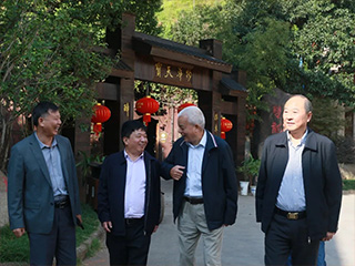 福建省政協(xié)原副主席、省工商聯(lián)主席李祖可參觀(guān)雙龍戲珠酒業(yè)