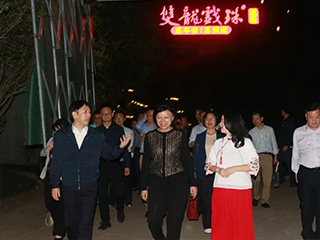 福建省人大常委會(huì )黨組副書(shū)記、副主任雷春美蒞臨雙龍戲珠酒業(yè)視察調研